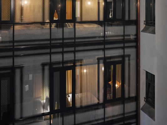 Die Glasfassade im Inneren des Hotels verleiht mehr Raum