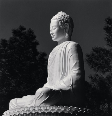 © Michael Kenna, White Buddha, Phuac Hoa Pagoda, Hue, Vietnam, 2019, Galerie Ira Stehmann