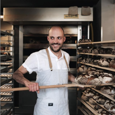 Julius Brantner: Die Begeisterung beim Brotbacken ist ihm ins Gesicht geschrieben; ©  instagram.com/juliusbrantner