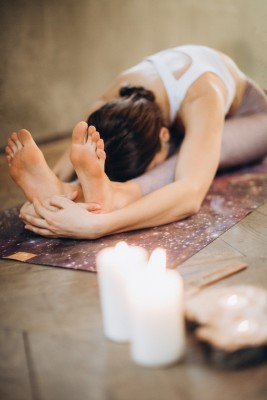Viele Lodges des Anbieters verfügen über Yogamatten auf den Zimmern. So steht Yoga und Meditation nach der Safari nichts im Weg; © pexels/Elly Fairytale
