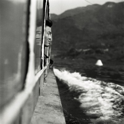 Mu Ge, A Man on the Ferry, 2006, aus der Serie „Going Home“, Silbergelatine-Print, 61 x 50,8 cm, © Mu Ge, courtesy the artist