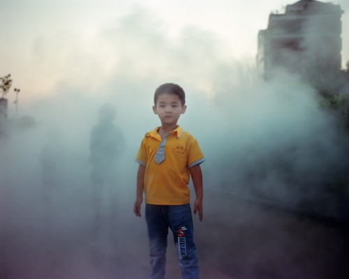 Shi Yangkun, Boy in Yellow Shirt, 2016, aus der Serie „Sostalgia“, Pigment-Print, 60 x 75 cm, © Shi Yangkun, courtesy Alter Gallery