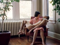 Liao Pixy, Holding, 2014, aus der Serie „Experimental Relationship“ C-Print, 37,5 x 50 cm, © Pixy Liao, courtesy Blindspot Gallery