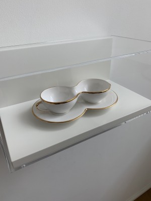 Teetassen, die durch ihre surrealistische Umformung ihre eigentliche Funktion verlieren. „T42 (Gold)" von Mona Hatoum; © AnArchitecturalLife