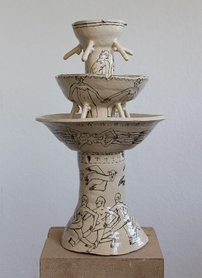 Witalij Frese  „Liebesbrunnen“ 2019, glasierte Keramik 51 x 32 x 32 cm HIGHLIGHTS LAB