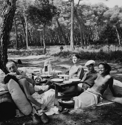 Picknick auf der Île Sainte-Marguerite 1937 von Lee Miller (© Lee Miller Archives)