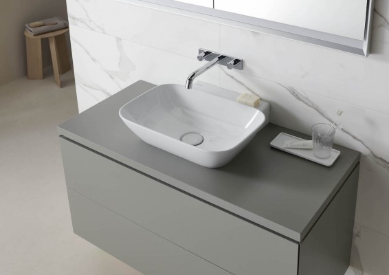 Die neuen Geberit ONE Waschtischunterschänke und Waschtischplatten sind in unterschiedlichen Farben, Oberflächen und Dekoren verfügbar - z.B. in greige lackiert matt.