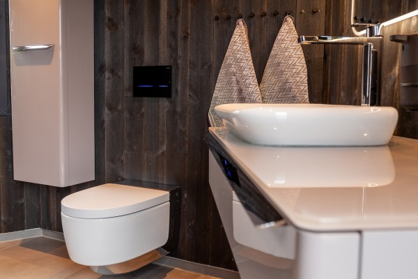 Das Dusch-WC Geberit AquaClean Mera bildet das Herzstück des hochwertig ausgestatteten Bads. Gäste ohne Dusch-WC-Erfahrung können diese Art von Toilette hier in privater Atmosphäre testen.