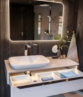 Der Waschplatz, der mit Produkten aus der Serie Geberit MyDay gestaltet wurde, ist ein Eyecatcher und fügt sich nahtlos in das minimalistisch-hyggelige Design des Bads ein.