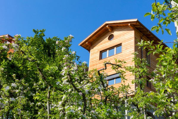 Nachhaltige Massivholzbauweise: Gästehaus des Greiterhofs in Lana. Foto Roter Hahn/Frieder Blickle