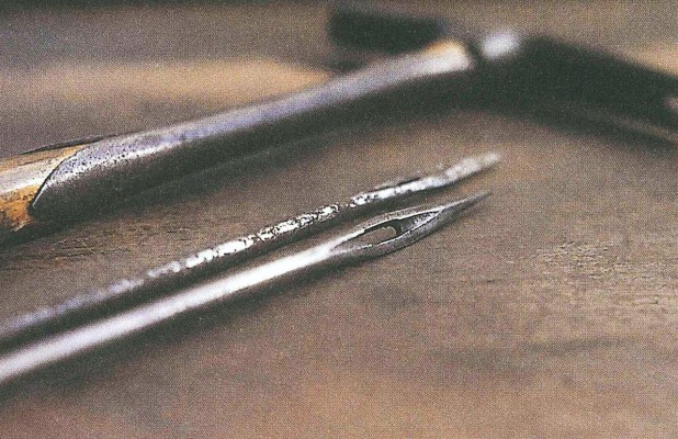 Polsterhammer und Nadeln: nötig für das Herausziehen alter Polsternägel und beim Abheften von Hand