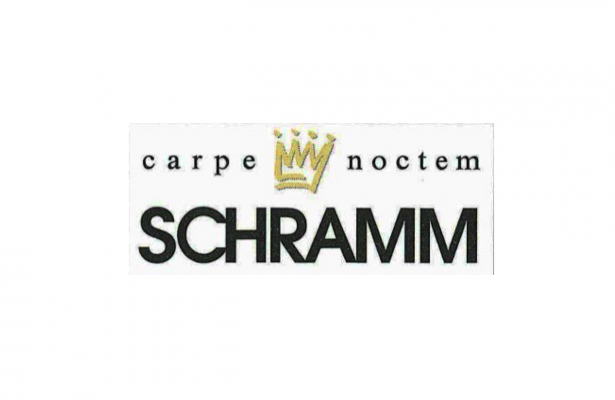 Mit diesem Logo präsentierte sich SCHRAMM Ende der 90er-Jahre. Das Logo erhielt einen lateinischen Namen und damit einen international gleichlautenden Claim sowie eine Krone