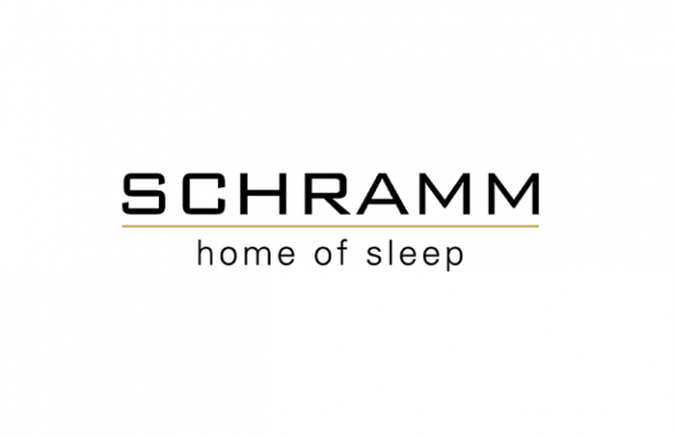 Zum 100-jährigen Jubiläum zeigt sich das Markenbild von SCHRAMM bewusst reduziert und verzichtet auf spielerische Komponenten wie die Krone