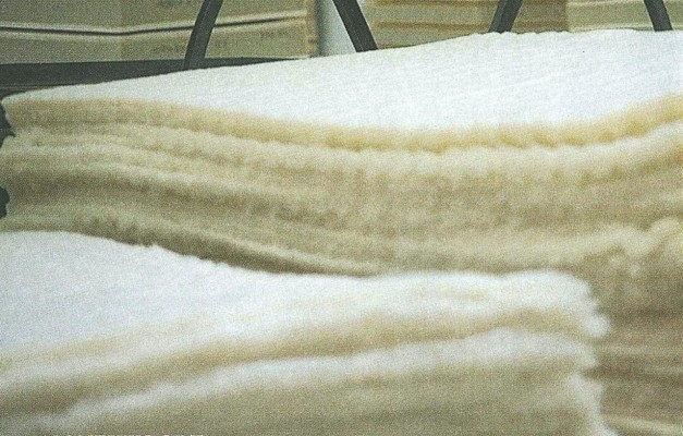 Im Jahr 1989 verarbeitete SCHRAMM bereits 13,75 Tonnen Schafschurwolle. Dieses federleichte und hochwertige Material wird mit anderen qualitätvollen Naturmaterialien im Polster einer Matratze verarbeitet