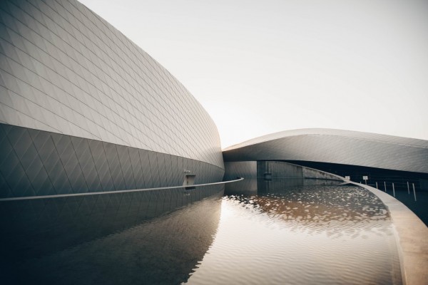 Das National Aquarium Denmark (Den Blå Planet) ist Nordeuropas größtes Aquarium mit Tausenden von Tieren und sieben Millionen Litern Wasser. Die Architektur des Gebäudes (3XN) wurde von den zirkulierenden Strömungen des Whirlpools inspiriert.   © Astrid Maria Rasmussen