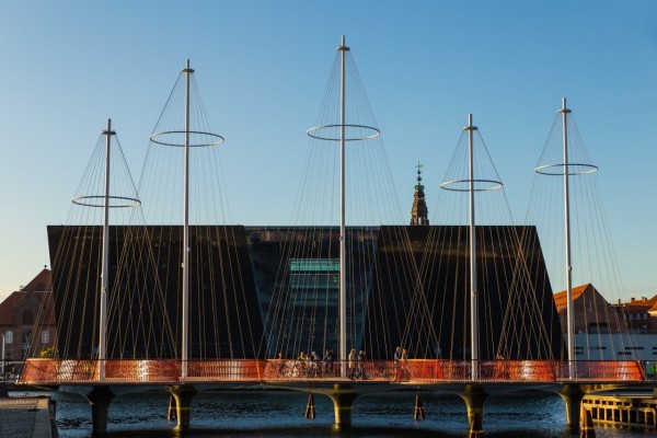 Cirkelbroen (die Kreisbrücke) verbindet die Gebiete rund um den Kopenhagener Hafen.   © Thomas Rousing