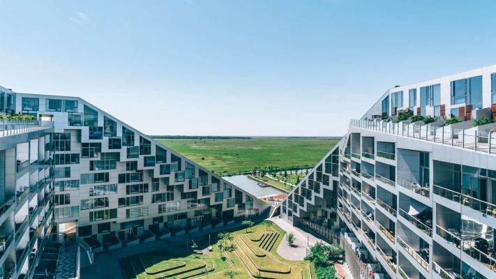 8TALLET folgt dem Muster architektonischer Meisterwerke in Ørestad und wurde von der Bjarke Ingels Group (BIG) entworfen. 8TALLET (d. h. die Zahl 8) tritt in die Fußstapfen des VM Mountain aus dem Jahr 2008 und wurde beim World Architecture Festival 2011 zum Gewinner der Kategorie "Wohnen" gewählt.   © Martin Heiberg