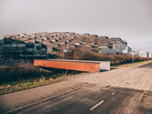 Das prestigeträchtige VM MOUNTAIN in Ørestad City wurde von den Architekten Bjarke Ingels (BIG), JDS und Plot entworfen. Es enthält 80 Wohneinheiten, alle mit Terrassendecks und üppigen Dachgärten, die aus dem Sockel des Gebäudes herausragen.   © Daniel Rasmussen