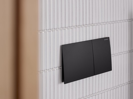Die neue Betätigungsplatte Sigma70 von Geberit zeichnet sich durch ihre leicht konvexe Form aus, die ihr ein schwebendes Erscheinungsbild verleiht. In Schwarz matt setzt sie einen edlen Akzent im WC-Bereich.