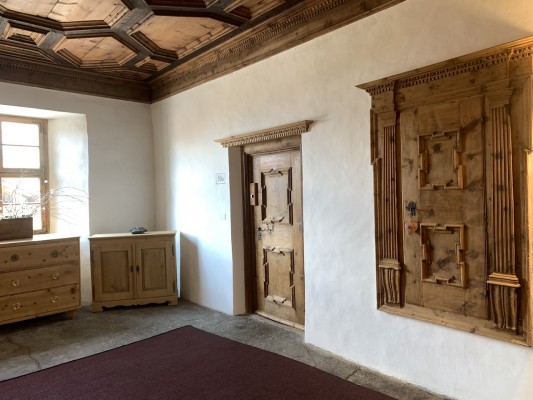 Original-Türen und Decke im Ansitz im Löwen