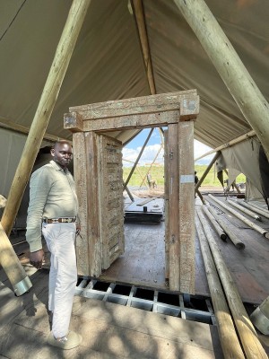 Der Manager des Mara Nyika Camps zeigt uns, wie diese großen Zelte gebaut werden.