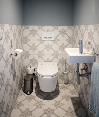 Dusch-WC inkognito: Das Dusch-WC Geberit AquaClean Sela wurde in allen 76 Bädern verbaut. Mit seinem schlanken und eleganten Design fügt es sich so gut ein, dass es von vielen Gästen zunächst als gewöhnliches WC wahrgenommen wird.