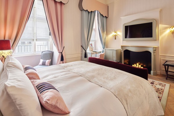 In den Hotelzimmern dominiert die Extravaganz: Verschiedene Stilrichtungen treffen auf verschiedene Muster und Farben.