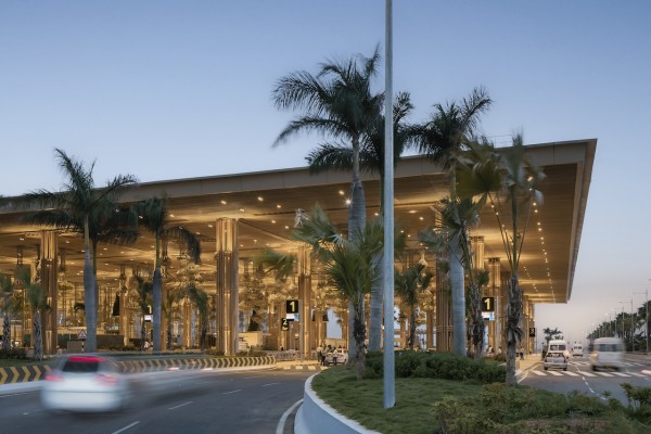 Flughafen-Terminal inmitten eines Parks