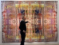 Ein Gerhard-Richter-Wandteppich! Michael Beck erläutert die vierfache Spiegelung des Motivs eines Raakel-Bildes @ RG